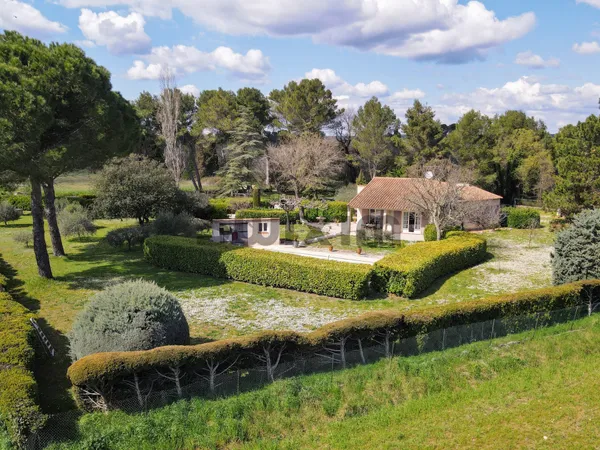 5mn du centre d'Uzès, en pleine nature...RARE 