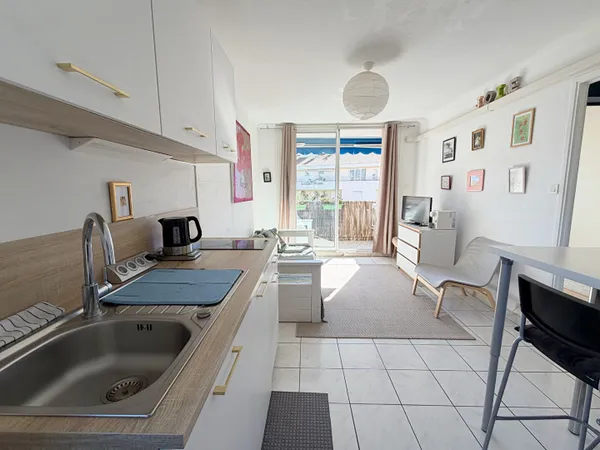 HYERES centre-ville - Appartement T2 - 3eme étage - Balcon - Cave - Parking collectif 