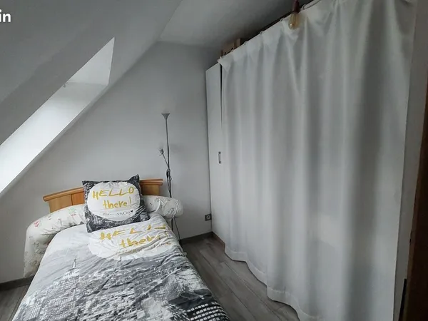 Chambre meublée chez l'habitant 12 m² - Coignières (charges incluses, proche gare Ligne N) 