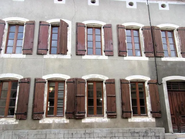 Maison de village en pierre de 2 chambres avec garage et cour 