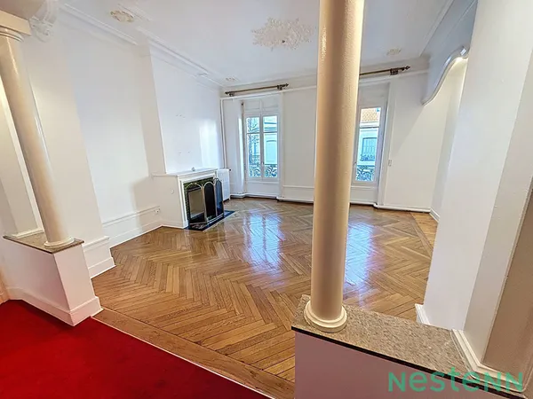 Un Écrin Contemporain sur l'une des plus belles places de Saint-Étienne 