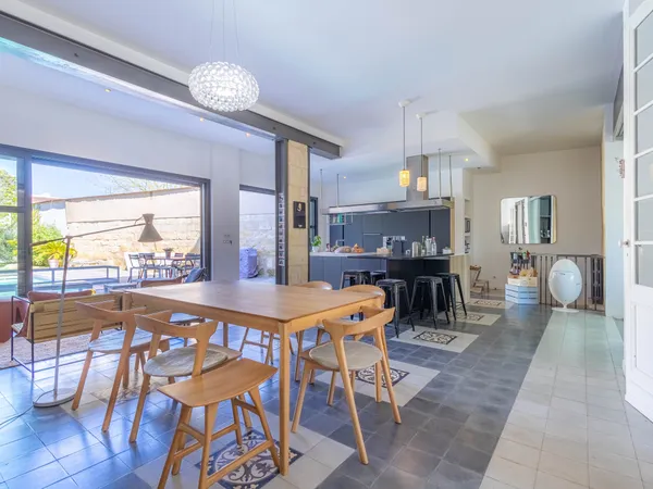 À vendre très belle maison en pierre rénovée par un architecte vaste pièce de vie 6 chambres 