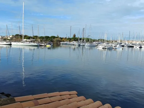 LE CAP D'AGDE: Île des pêcheurs: ue port GARAGE + T2 avec terrasse et loggia 