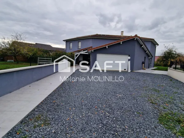 Belle Maison Traditionnelle de 260 m² édifiée sur un terrain de 1044 m² 