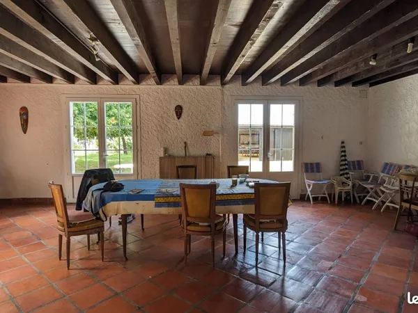 Grande maison avec 4 chambres, une bibliothèque, une grande salle à manger/salle de réception et 