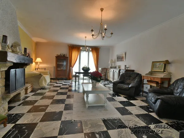 IMMEUBLE composé d'une Maison de 6 pièces et d'un local commercial à MONTSURS (53) 