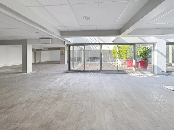 Paris 9 - GASTON - Loft à aménager de 395m2 avec patio de 70m2 