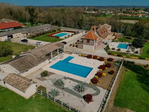 Manoir unique datant du 18ème siècle avec annexe pour invités et 2 gîtes 