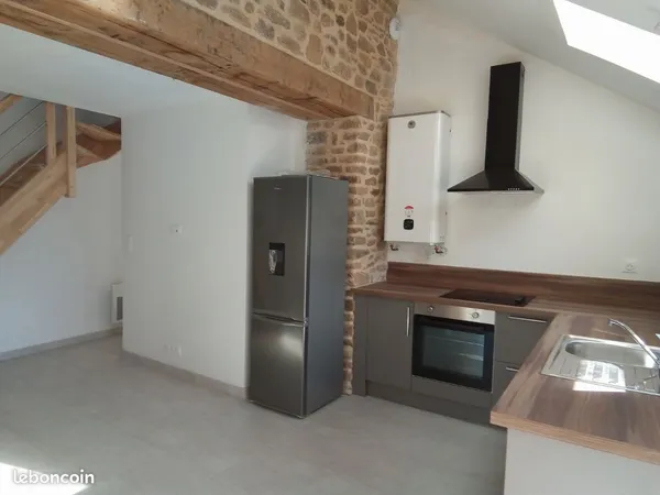 Jolie petite maison en pierre et bois 