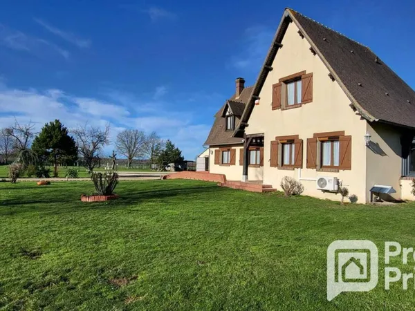 Grande maison traditionnelle et dépendances 