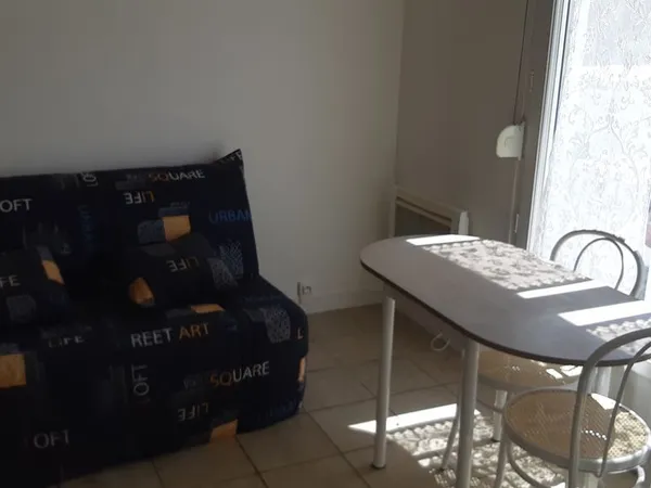Studio tout equipe calme avec parking / pos garage moto ou cave proche roissy 