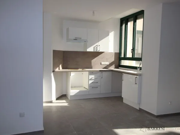 Grand T3 avec petit balcon, Palais du Soleil, quartier St Roch 