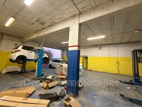 Local commercial 4 pièces 1000 m² 
