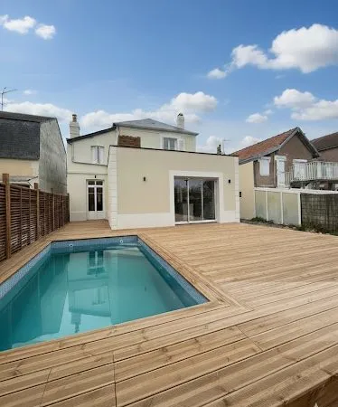 Propriété avec jardin, piscine et parking 