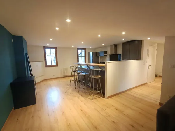 Loue T1 bis meublé 61m² (33m² Carrez) 