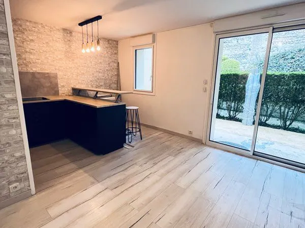 Joli T2 entièrement rénové + garage individuel + grande terrasse 