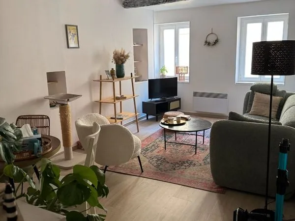Grand T3 au calme dans maison de village 