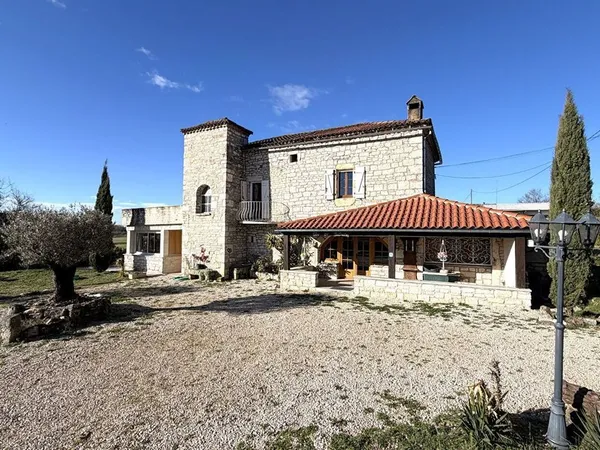 Propriété en pierre proche Lalbenque 