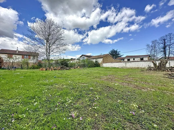 Terrain Luzinay 725 m2 coeur village avec permis de construi 