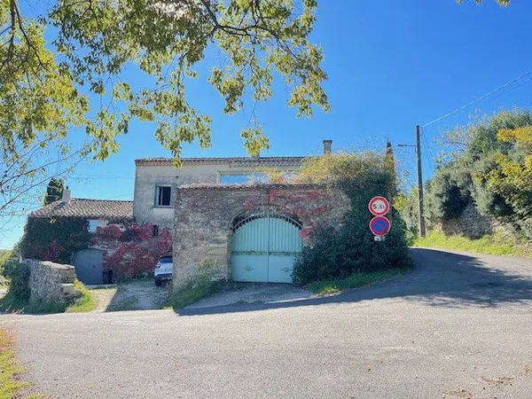 UZES - Maison en pierres à rénover- beau potentiel . 