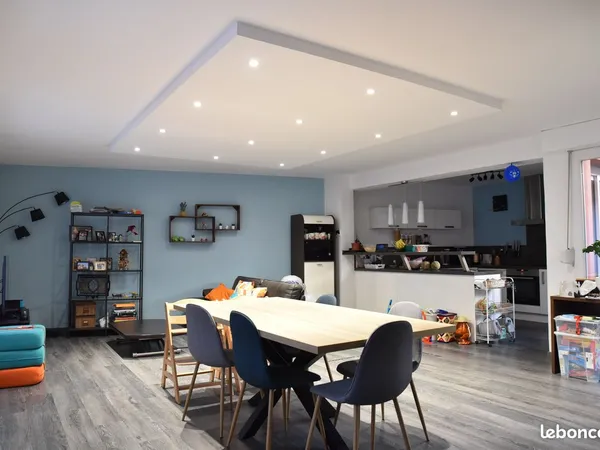 Duplex place Chavanelle avec garage double et terrasse 