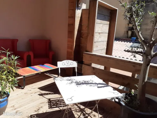 Studio meublé avec terrasse proche église 