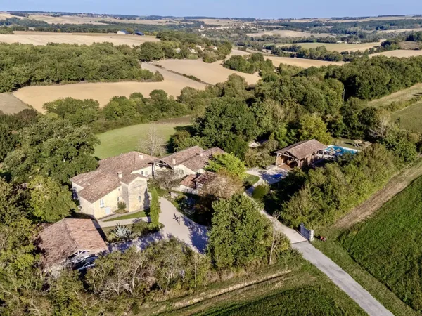 Magnifique hameau sur 7 hectares de terrain 