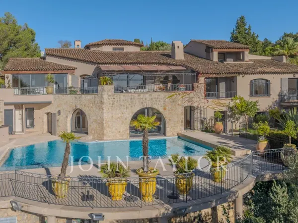 Superbe villa rénovée dans l'un des secteurs les plus recherchés de Mougins 