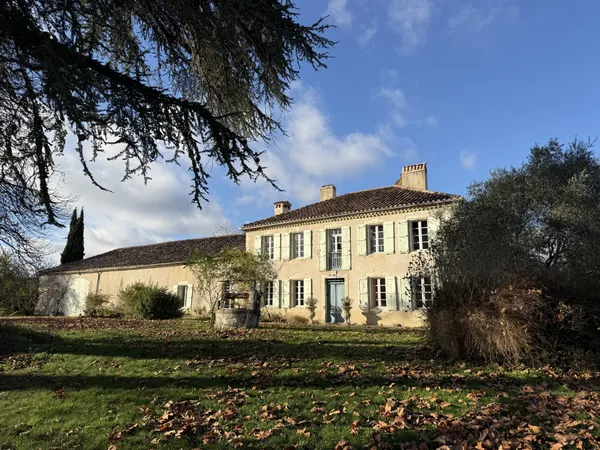 Maison de maitre avec dépendances et piscine au calme sur 11 