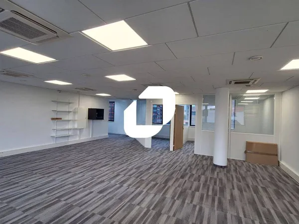 Bureaux 143 m² 