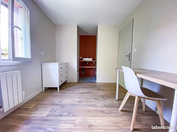 Chambre avec salle d'eau privative - Colocation meublée - Tram à 200 m 