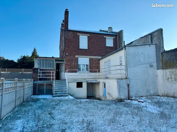 Maison individuelle à rénover avec jardin - garage - atelier 