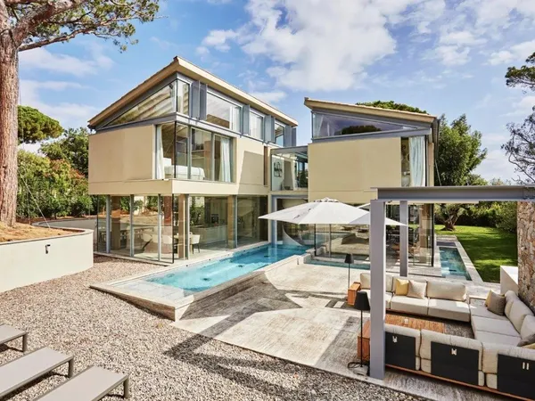Villa unique avec une architecture remarquable, située dans un parc sécurisé... 
