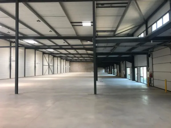 À louer - Locaux d'activité neufs modulables au Thillay, 3700 m² divisibles dès 370 m², accès 