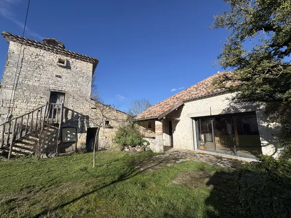 Propriété en pierre avec grange, pigeonnier et dépendances 