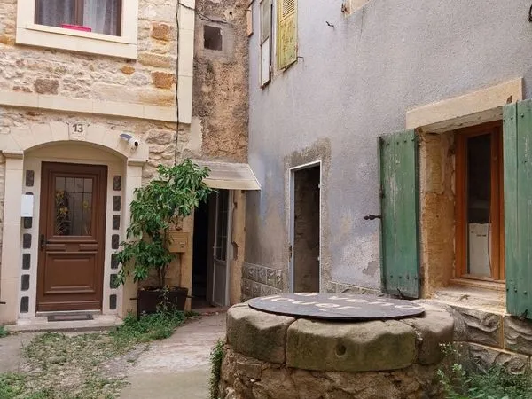 Petite maison en pierres à restaurer entièrement à Cruzy 