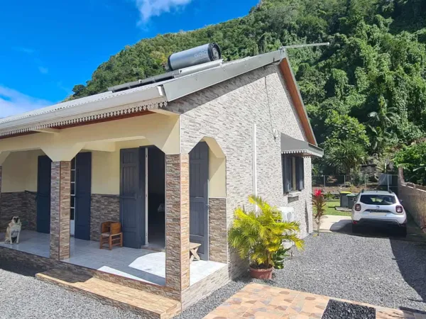 SAINT JOSEPH 97480 - CHARMANTE MAISON DE PLAIN PIED - QUARTIER CALME - PROCHE CENTRE 