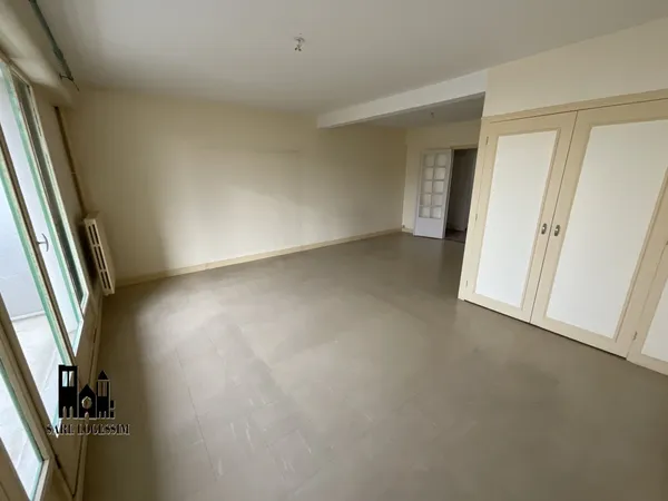 A LOUER - Rue Charles VII - T3 de 75.15m2 avec balcon et cav 
