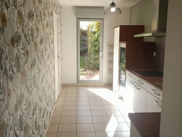 Charmant T3 de 65 m² avec jardin et garage à Bourg-des-Comptes 
