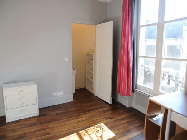 Loue chambre meublée en appartement 15m² Orléans, à proximité des lycées Pothier et Franklin, 