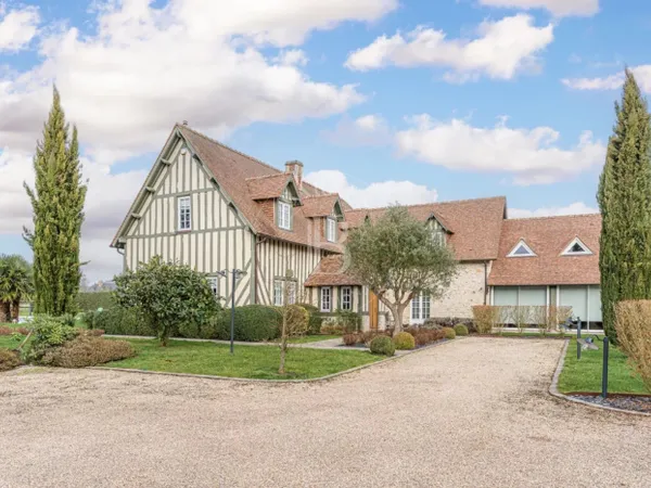 Proche Deauville, propriété normande avec sa piscine 