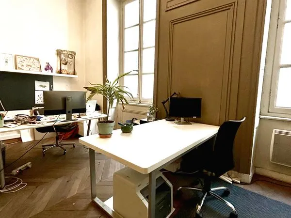 Place bureau atelier partagé coworking 