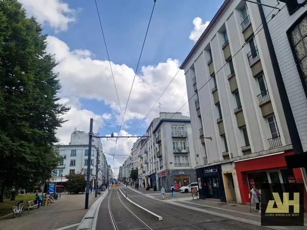 BREST - LIBERTÉ - APPARTEMENT T3 DE 55 M2 - DERNIER ÉTAGE - DALLE BETON - LOUÉ 530 EUROS + 40 