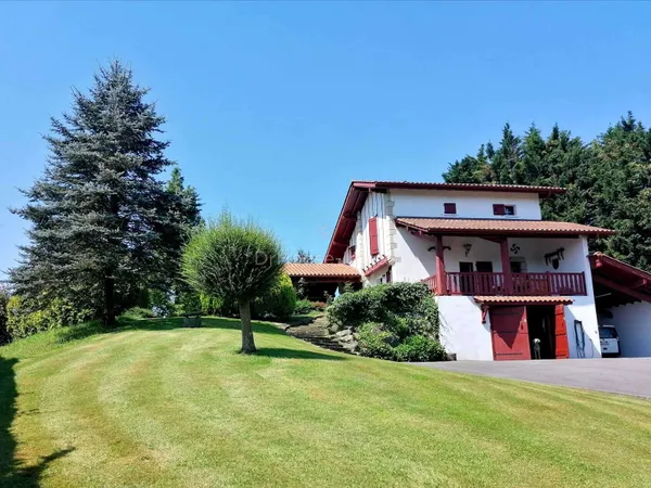Villa typique basque à Urrugne avec vue sur la Rhune 