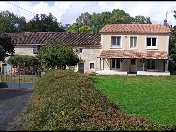 Belle maison avec gite, dépendances et grand jardin 