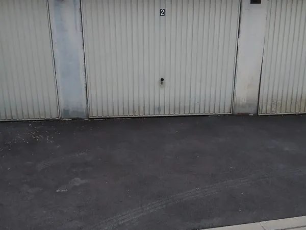 Garage/ box 15m2 sécurisé 24h/24h avec caméra de surveillance 