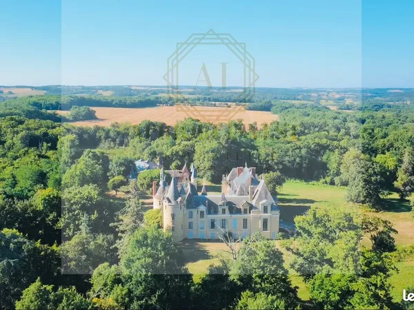 Château MH, dépendances, bois, étang 