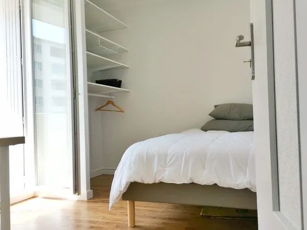 Belle chambre dans colocation entièrement rénovée à Gratte-Ciel 