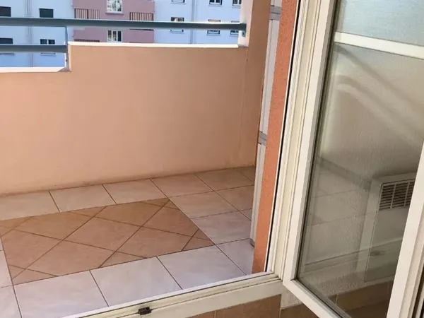 Vide: Charmant studio avec mezzanine rénové avec terrasse et garage 