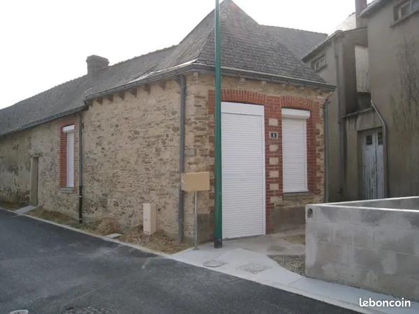 Maison de bourg en pierres apparentes 
